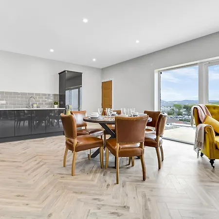 Bayview Luxury 3 Bedroom First Floor *